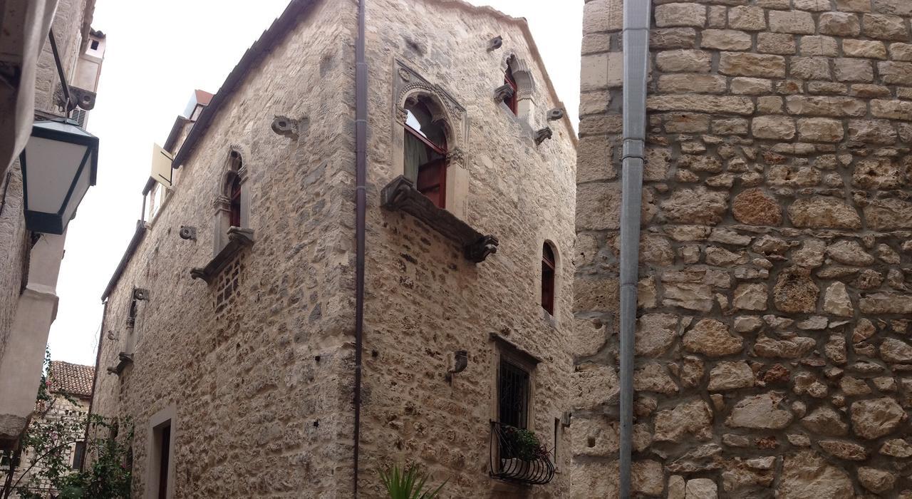 Nora Hvar 3*
