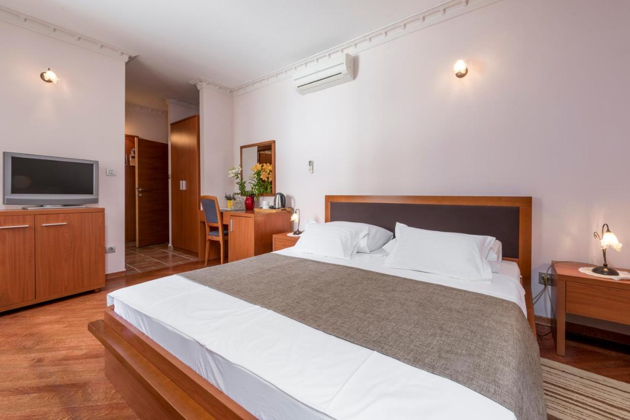 Nora Hvar Bed & Breakfast 3*