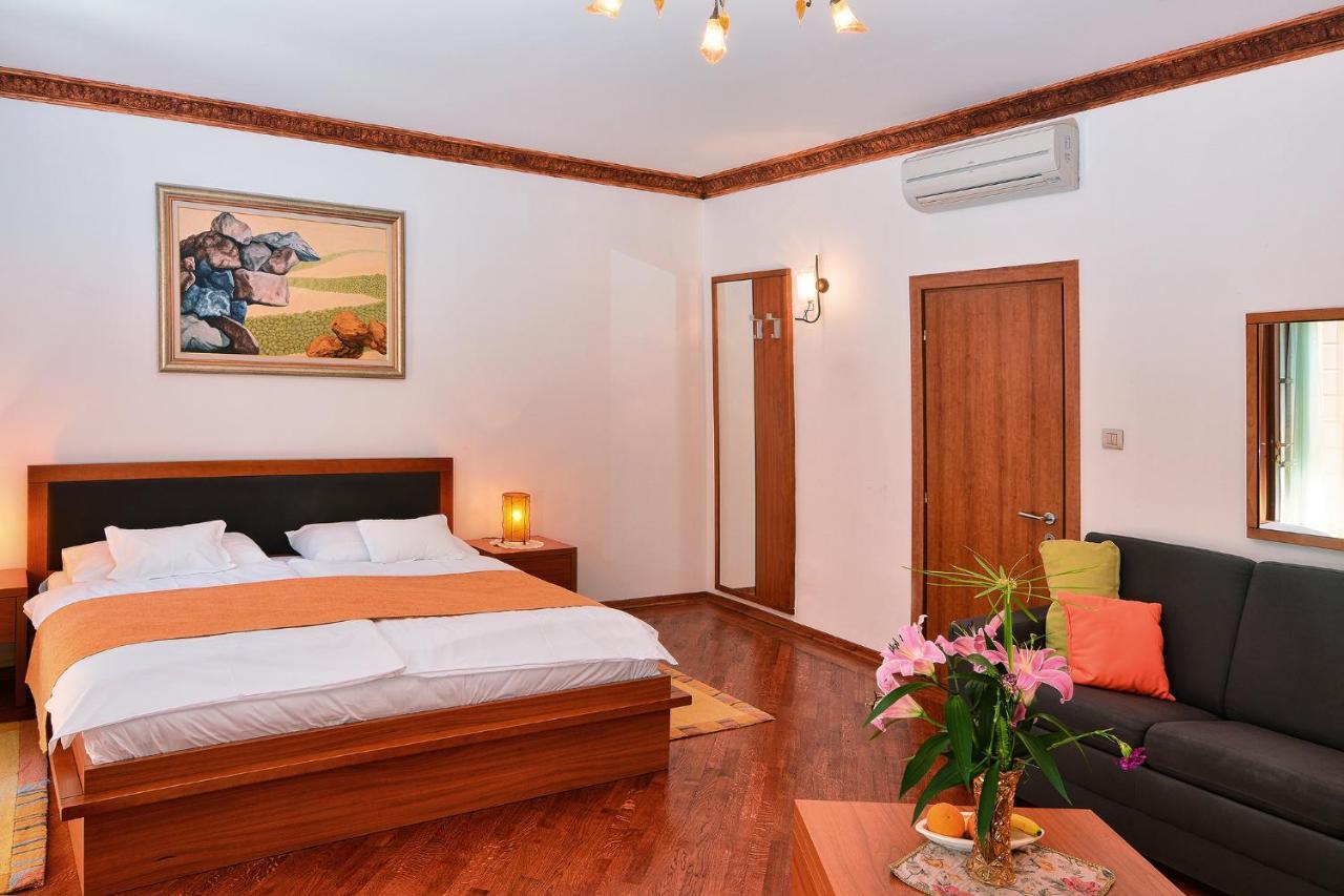 Nora Hvar Bed & Breakfast 3*